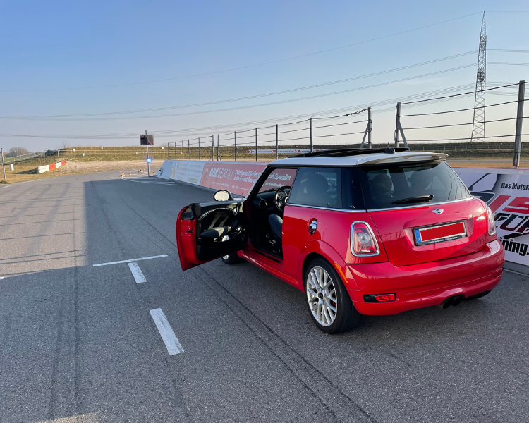 Mini am Spreewaldring beim Semislick Test